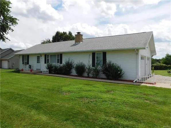 126 Lakewood Dr, Hillsboro, IL 62049