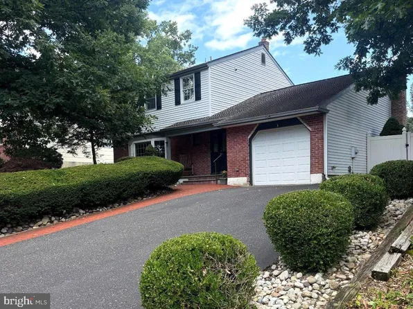 9 Forest Hill Dr, Cherry Hill, NJ 08003