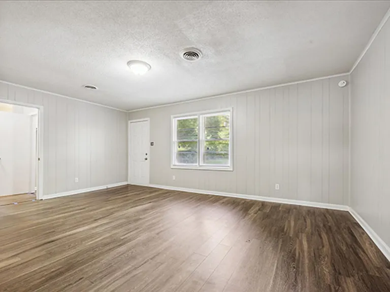2048 Whitney Ave — Photo 12