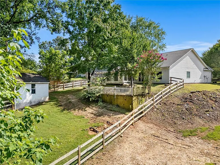 1525 Keystone Dr — Photo 3