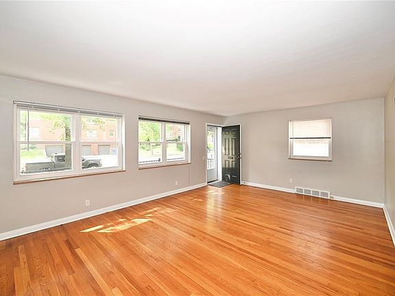 4th image of 1190 Moorlands Dr