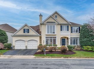 8403 Woodford Forest Pl, Vienna, VA 22182