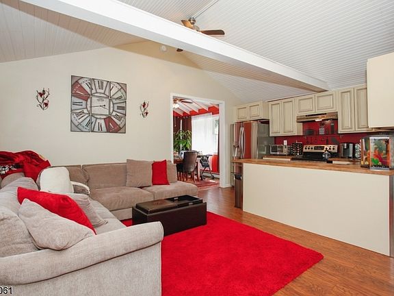 3rd image of 404 E Lakeshore Dr
