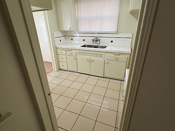 5th image of 6509 S Van Ness Ave #1/2