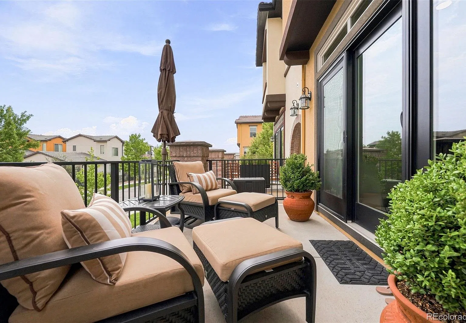 3 bed, 2.5 bath, 1669 sqft, $3,300 — Photo 2