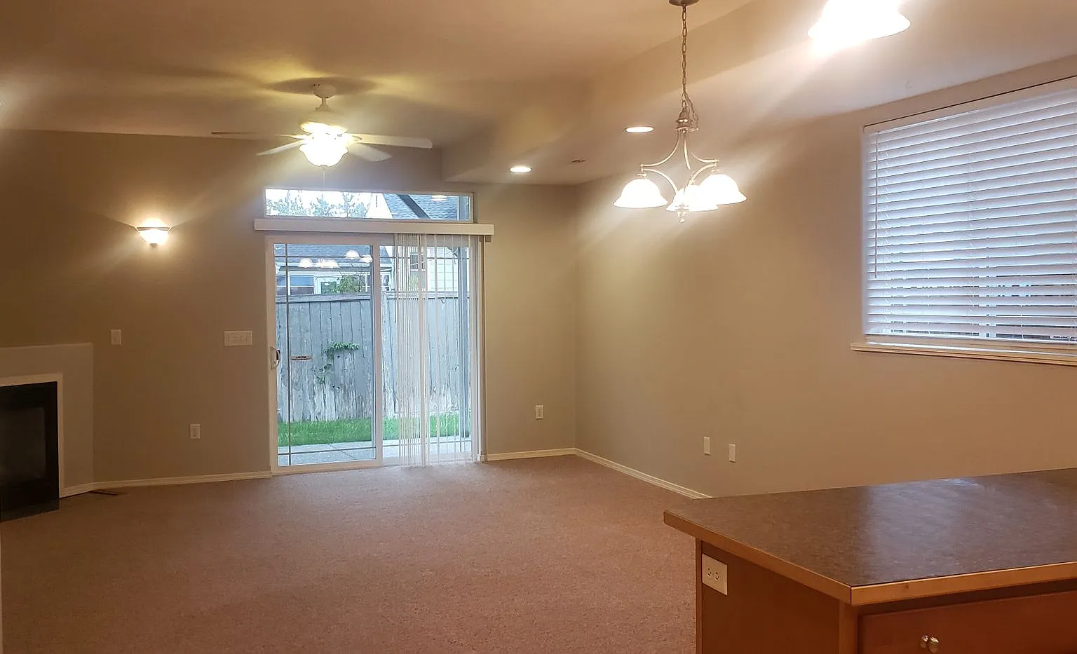 South Hill charmer! 2 bedrooms 2.5 bath townhouse Available October 10th!! — Photo 3