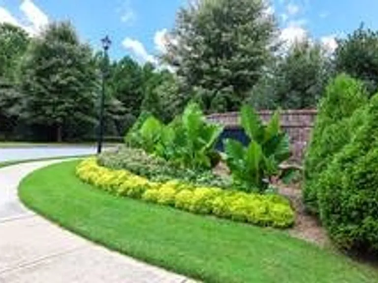 1547 Paxton Dr SW — Photo 2