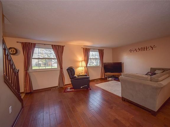 3rd image of 1050 Gentry Dr