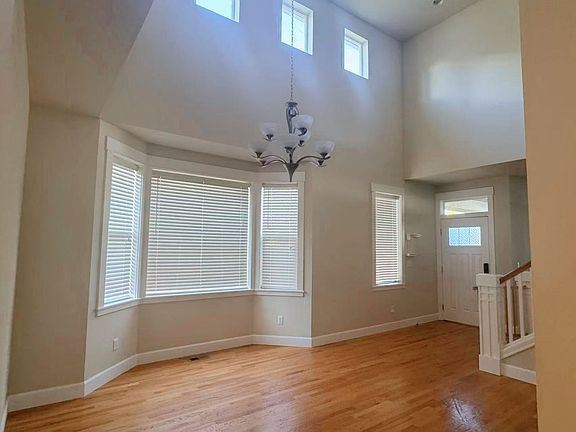 Hallway/dinning room with high ceiling (face the front door)