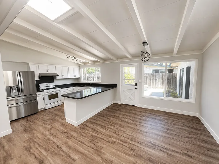 325 Hiddenlake Dr — Photo 3