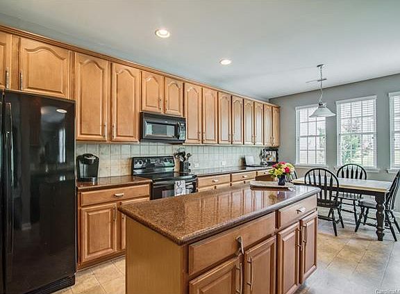 3rd image of 6407 Manitoba Ln