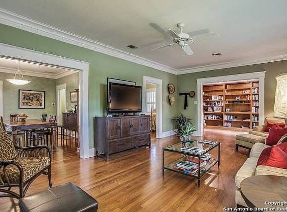 4th image of 315 W Agarita Ave