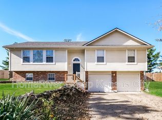 1608 SE Oak Ridge Dr, Oak Grove, MO 64075