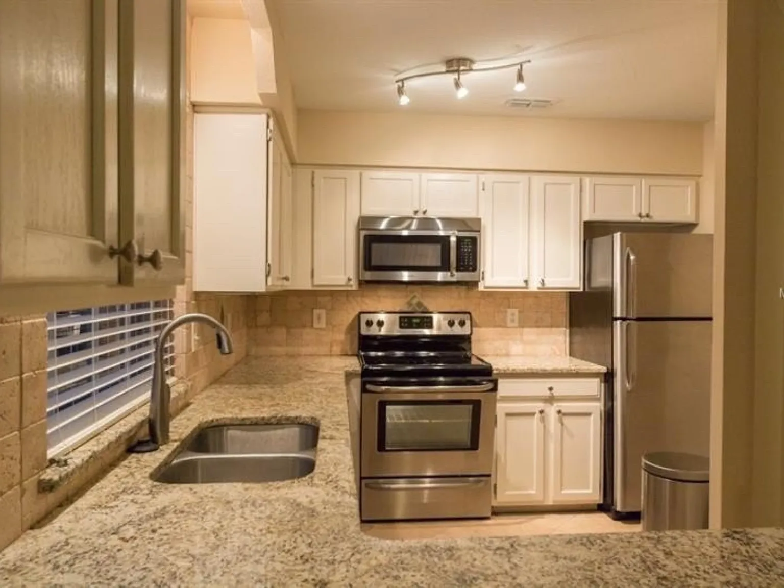 3 bed, 1400 sqft, $2,295 — Photo 3
