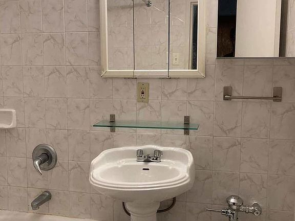5th image of 424 W 57th St #102