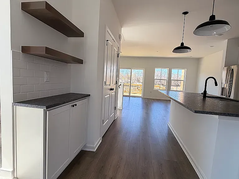 4 bed, 1927 sqft, $3,300 — Photo 4