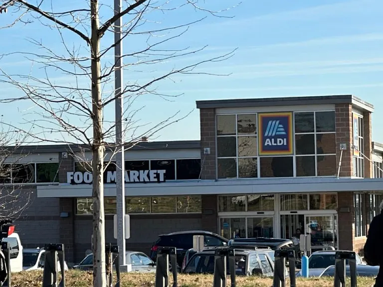 Aldi Supermarket - 4 minute walk