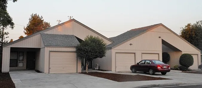 453 Helm Ave photo 1