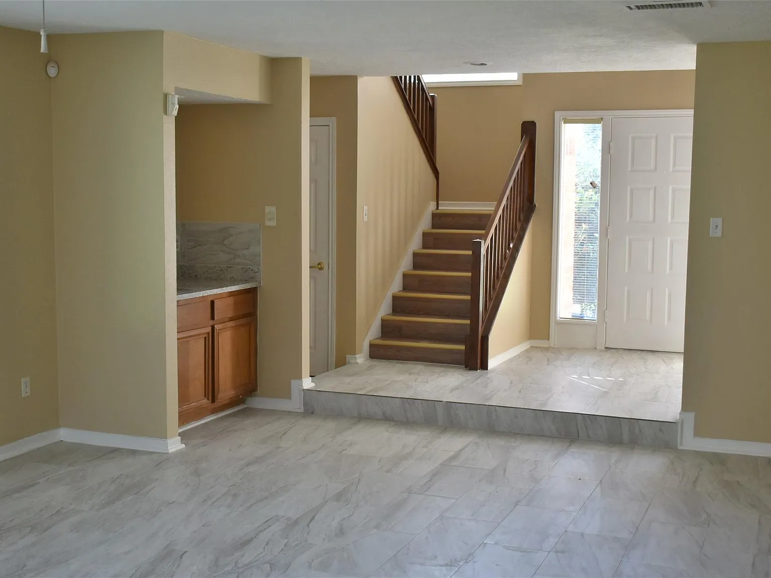 4 bed, 2.5 bath, 2024 sqft, $2,300 — Photo 3