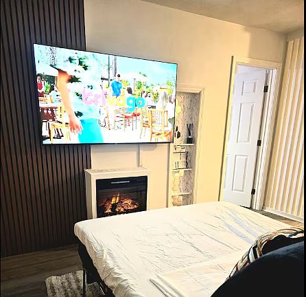 2nd image of 524 NE Crystal St #524