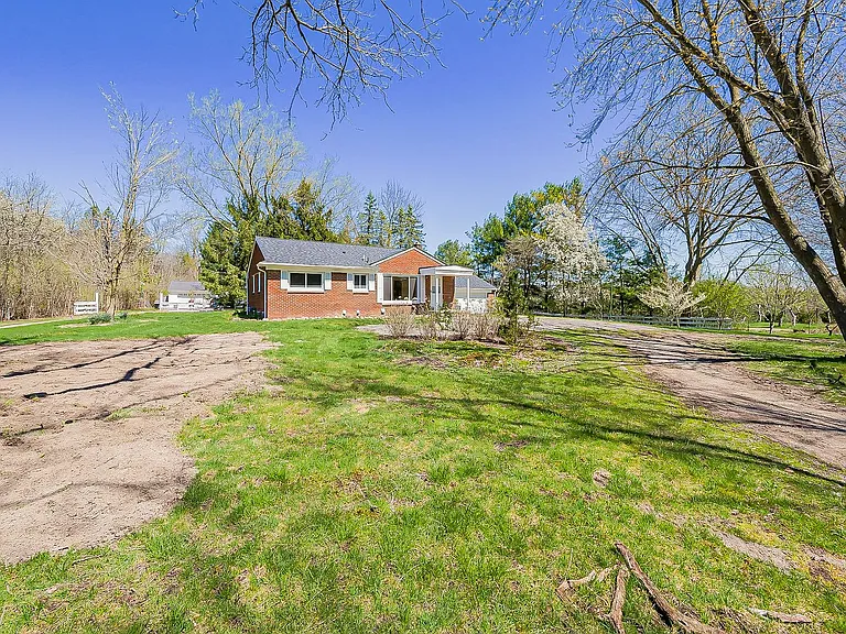 8701 Brookville Rd — Photo 43