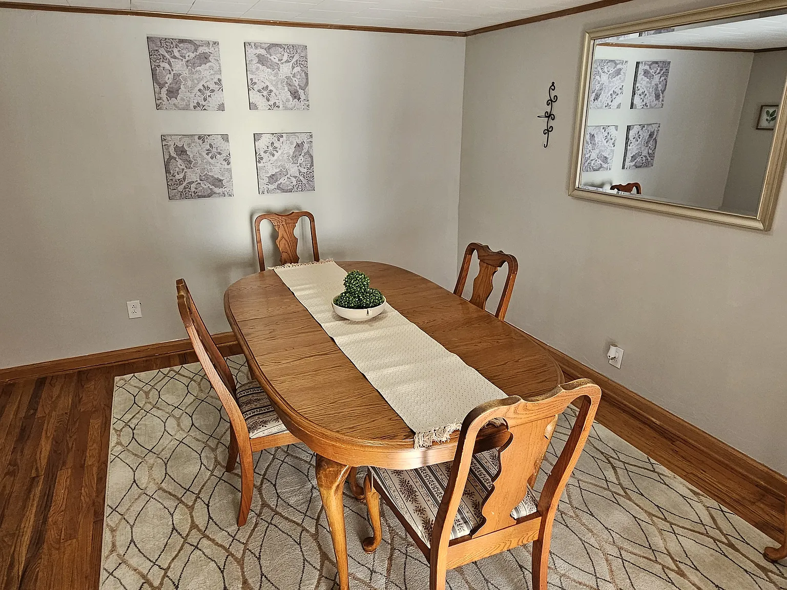 5 bed, 2.5 bath, $2,500 — Photo 2