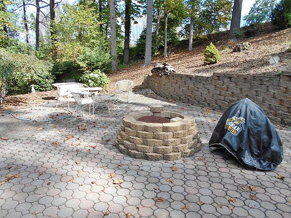 4th image of 965 Forest Dr
