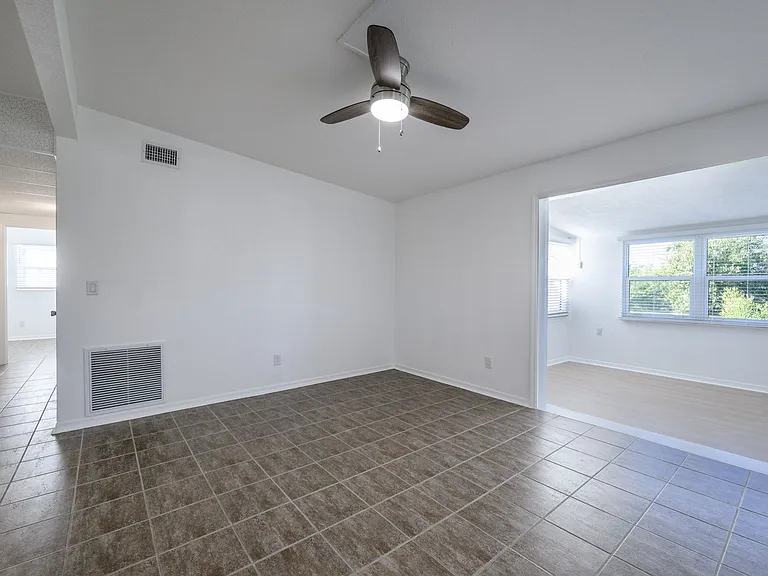 927 W Olympia Ave — Photo 10