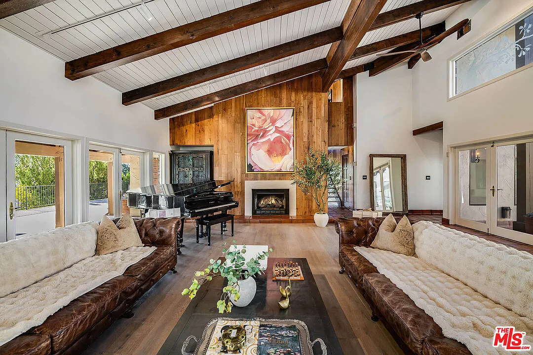 6 bed, 6.5 bath, 8026 sqft, $45,000 — Photo 2