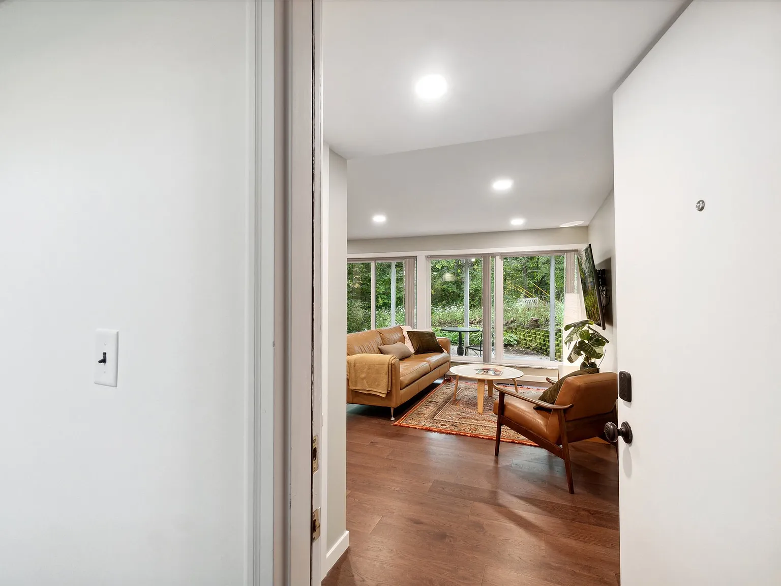 2 bed, 1000 sqft, $2,975 — Photo 2