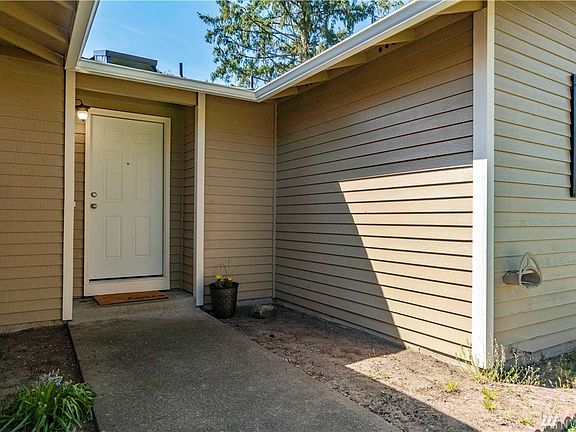 4th image of 15504 Acorn Way E