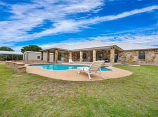 128 Emerald Dr, Floresville, TX 78114