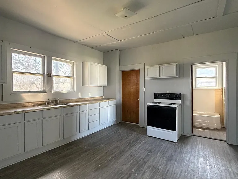 716 Robinson St #B — Photo 2