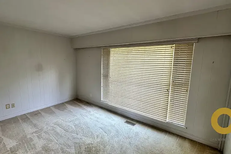 1192 Chartwell Cres #1A — Photo 8