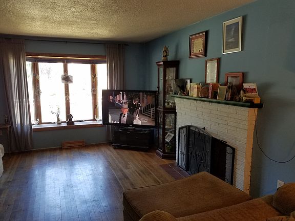 Living room, bay window