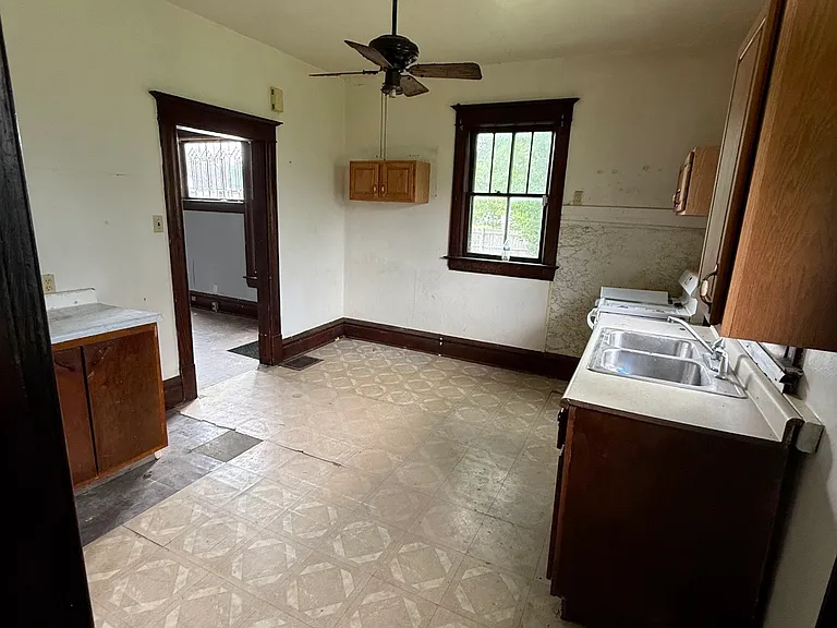 602 E Decatur St — Photo 9
