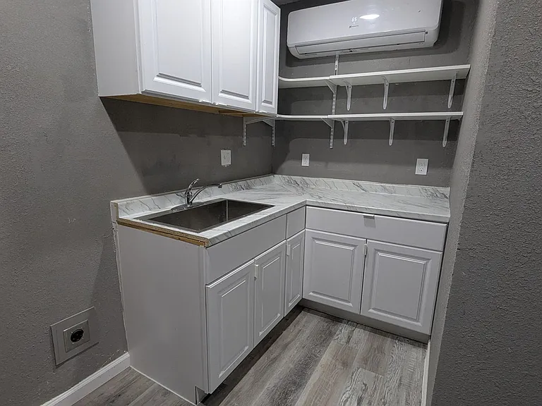 410 E 6th St — Photo 10