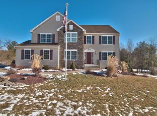 172 Stoney Ledge Dr, Stroudsburg, PA 18360