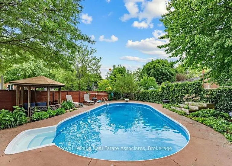 6760 Dolmage Ct — Photo 23