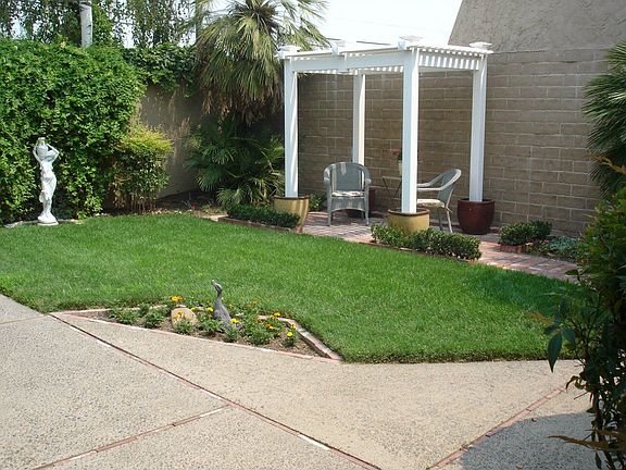 Private front yard/patio