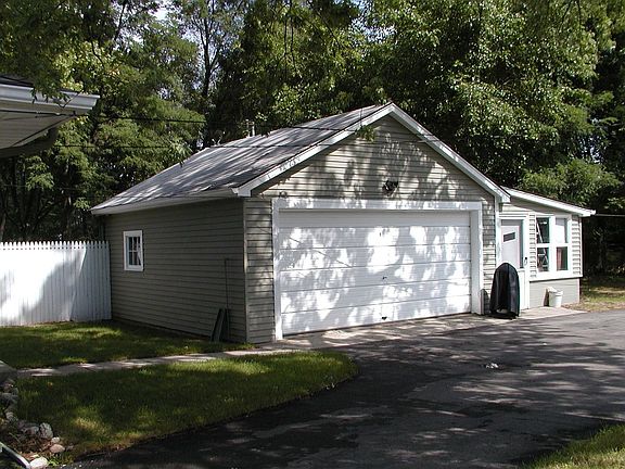 4th image of 22842 Lake Way St