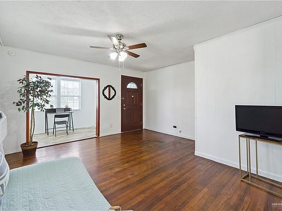 2nd image of 1021 E 2nd St