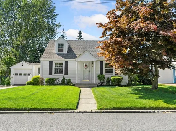 19 Mystic Dr, Warwick, RI 02889