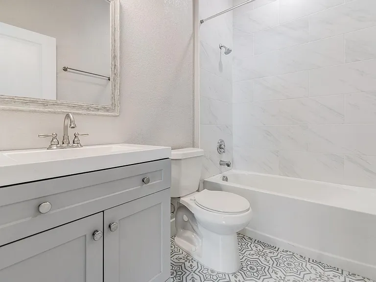 2321 W Green St — Photo 18