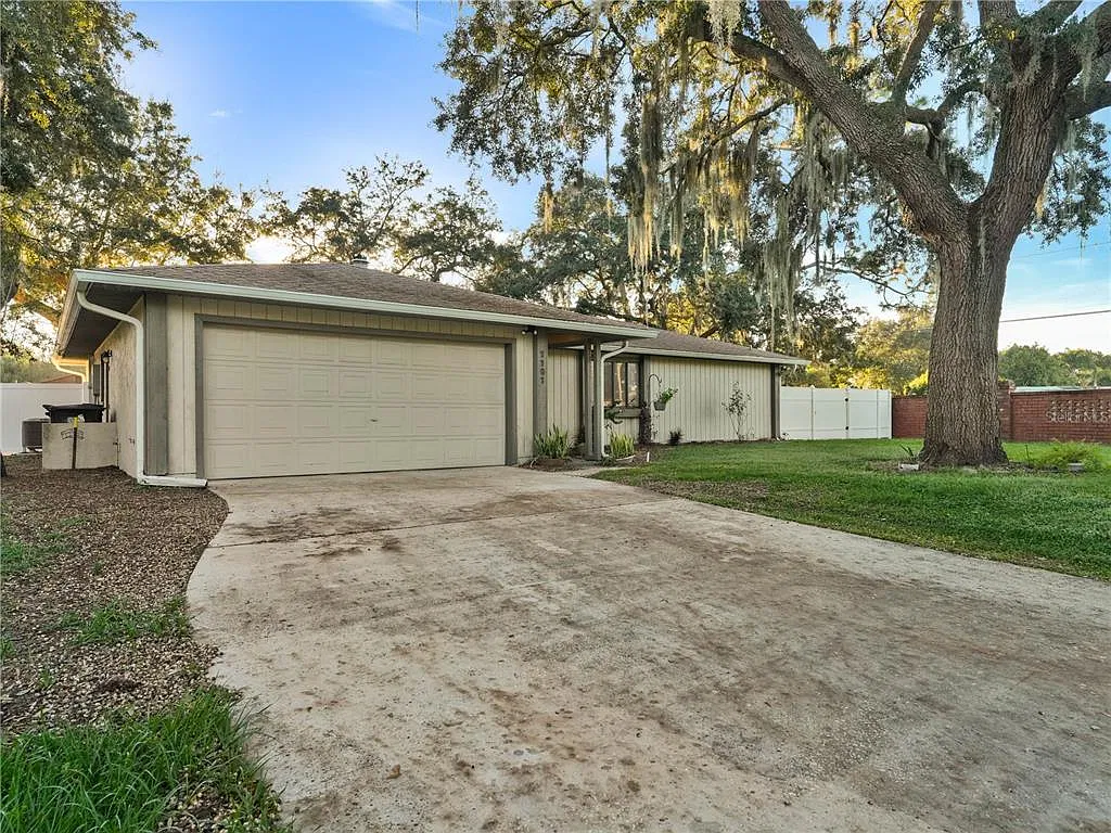 3 bed, 2.0 bath, 1644 sqft, $2,395 — Photo 2
