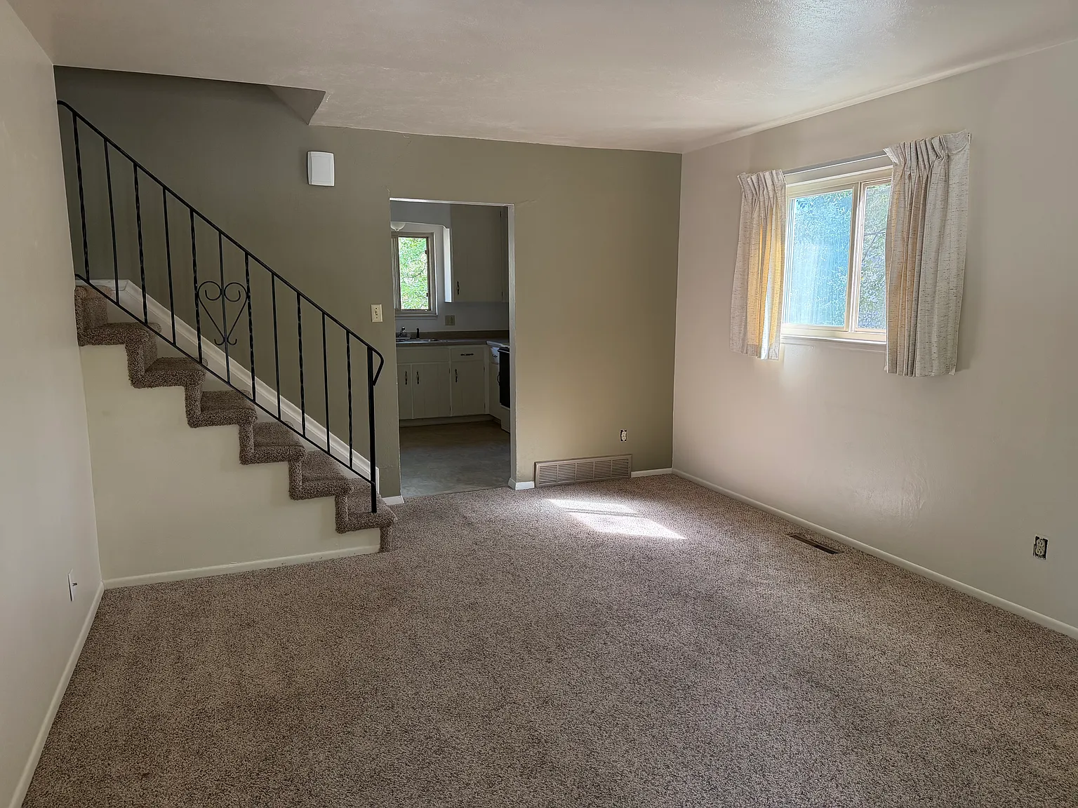 2 bed, 1200 sqft, $1,700 — Photo 2