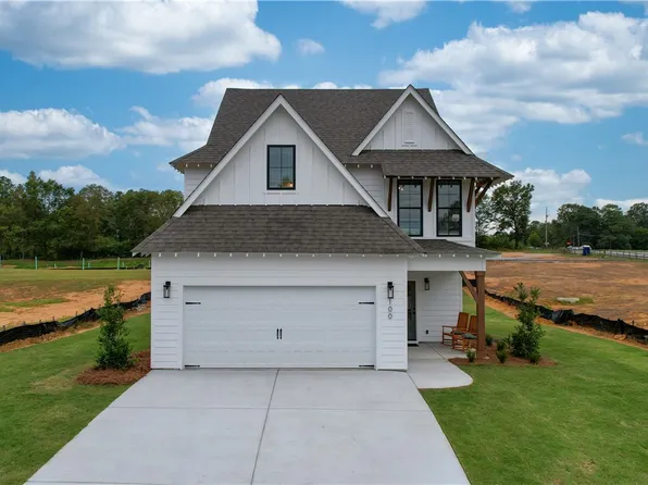 100 Firefly Ln, Opelika, AL 36804