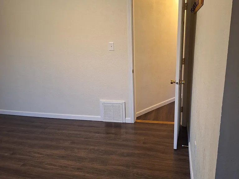845 Warren St — Photo 12
