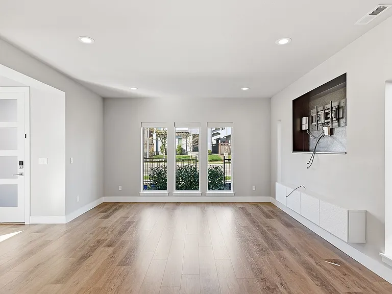 16536 SE Pleasant Valley Pkwy — Photo 3