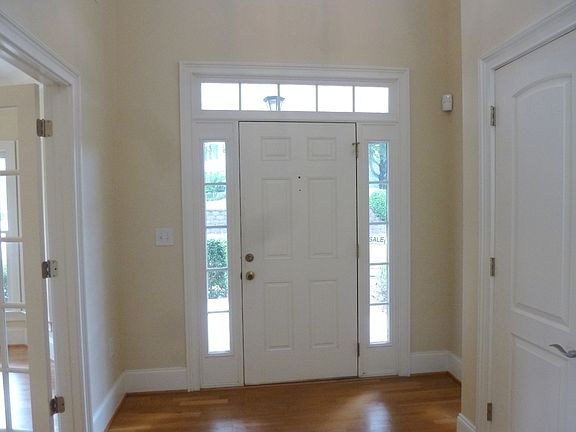 3rd image of 1053 The Glen St